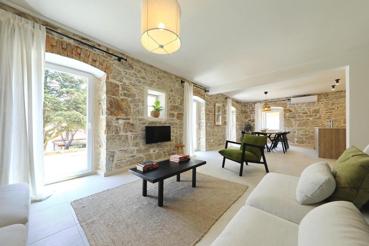 Villa Mira With A Heated Pool And A Sea View Božava Buitenkant foto