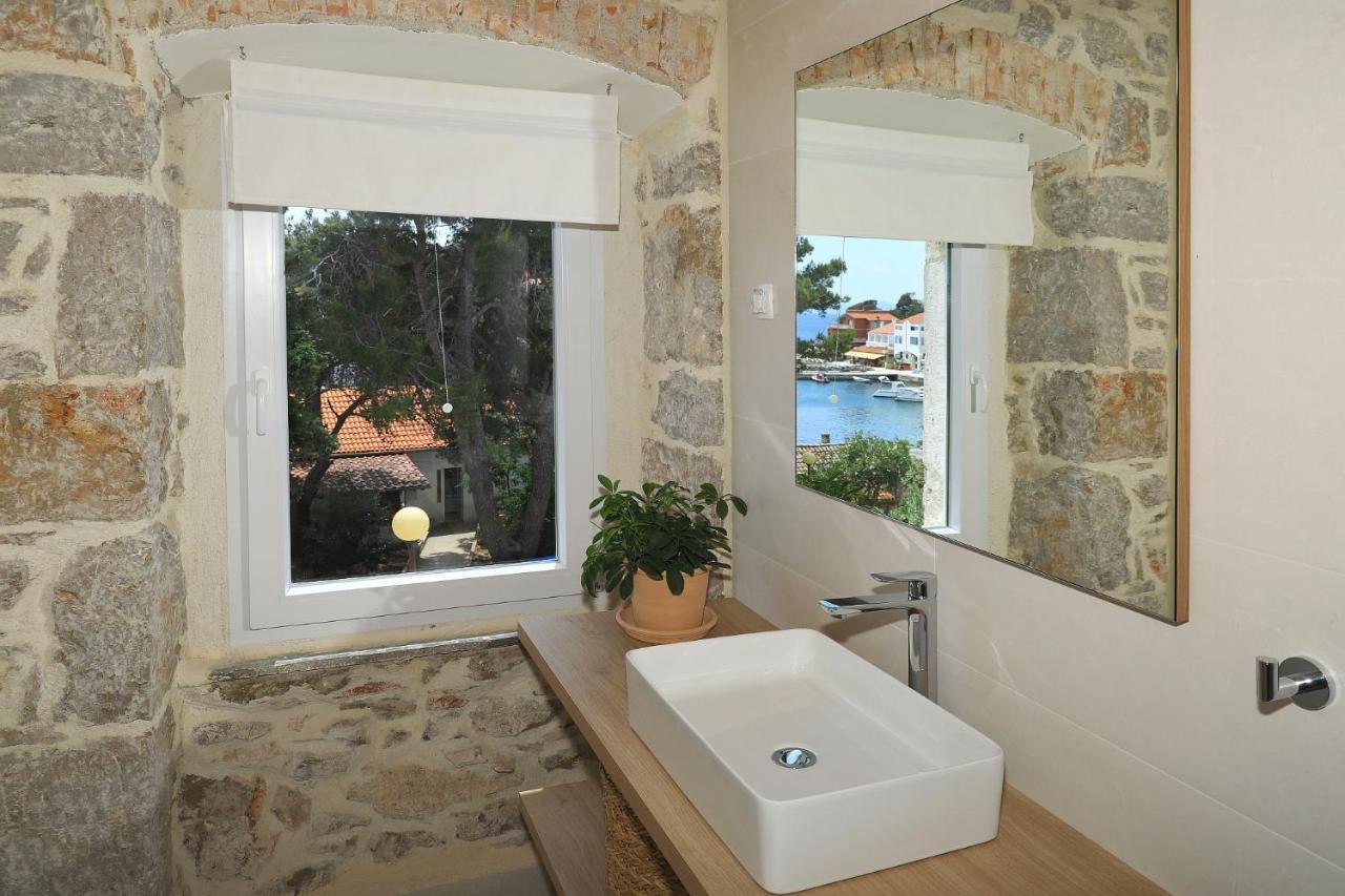 Villa Mira With A Heated Pool And A Sea View Božava Buitenkant foto